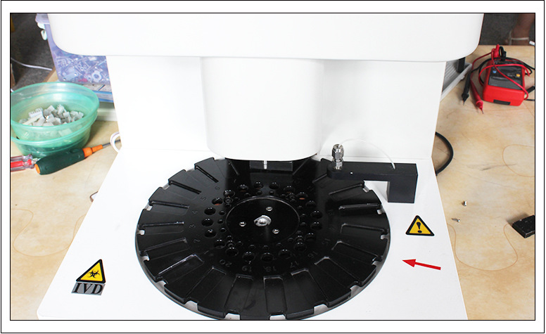 带领客户观看全自动妇科分泌物香蕉福利视频器现场，增强客户购买决心